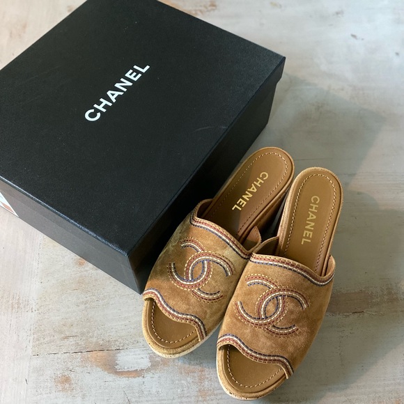 NEW IN BOX 2022 Chanel 2022 Suede Mules Size 39 - Picture 4 of 6